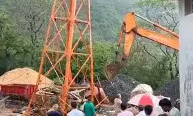गुजरात के पावागढ़ मंदिर में बड़ा हादसा, रोपवे की तार टूटी; छह लोगों की मौत गुजरात के पावागढ़ मंदिर में बड़ा हादसा, रोपवे की तार टूटी; छह लोगों की मौत