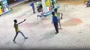 बाइक सवार बदमाशों ने सेल्समैन पर तानी पिस्तौल, हवा में फायरिंग कर मचाई दहशत बाइक सवार बदमाशों ने सेल्समैन पर तानी पिस्तौल, हवा में फायरिंग कर मचाई दहशत