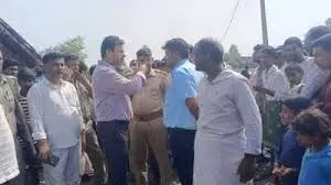 लखीमपुर खीरी में बड़ा हादसा, शारदा नदी में 20 लोगों से भरी नाव पलटी लखीमपुर खीरी में बड़ा हादसा, शारदा नदी में 20 लोगों से भरी नाव पलटी