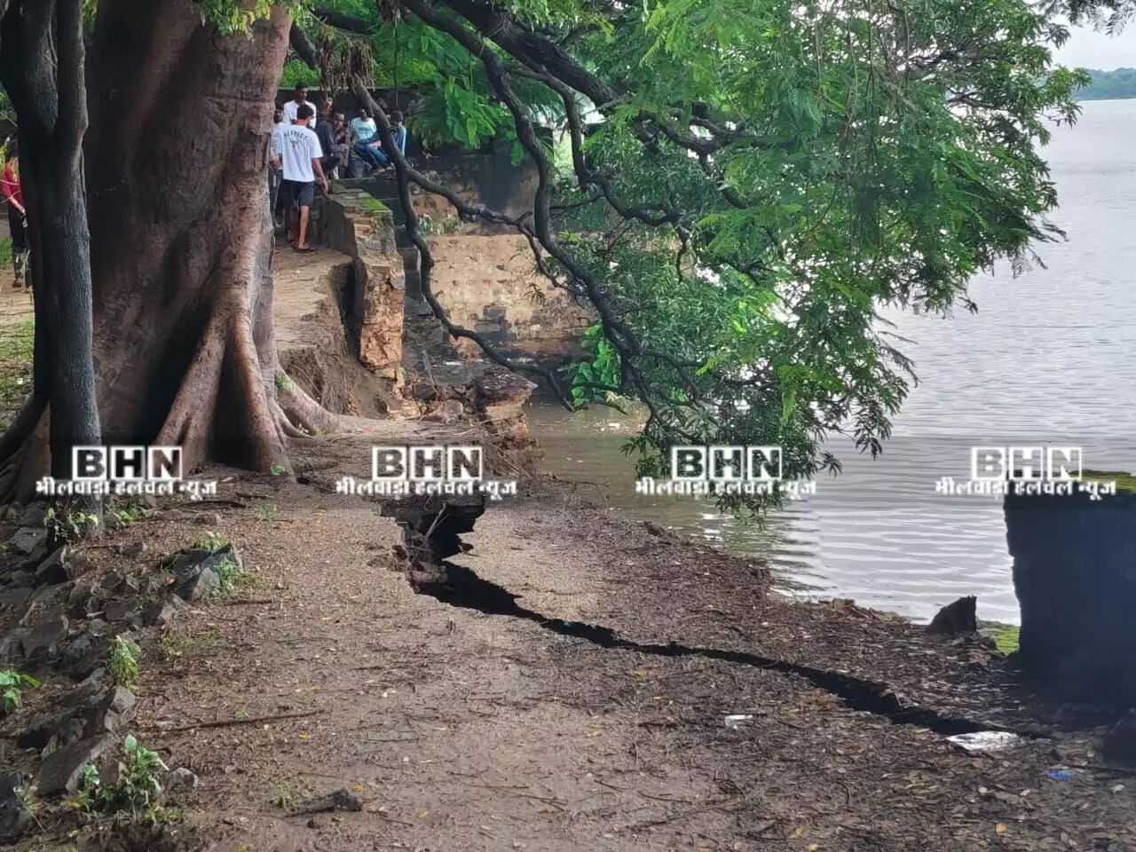 मांडल में बारिश से पेयजल पम्प स्टेशन जलमग्न, पेड़ धराशाई मांडल में बारिश से पेयजल पम्प स्टेशन जलमग्न, पेड़ धराशाई