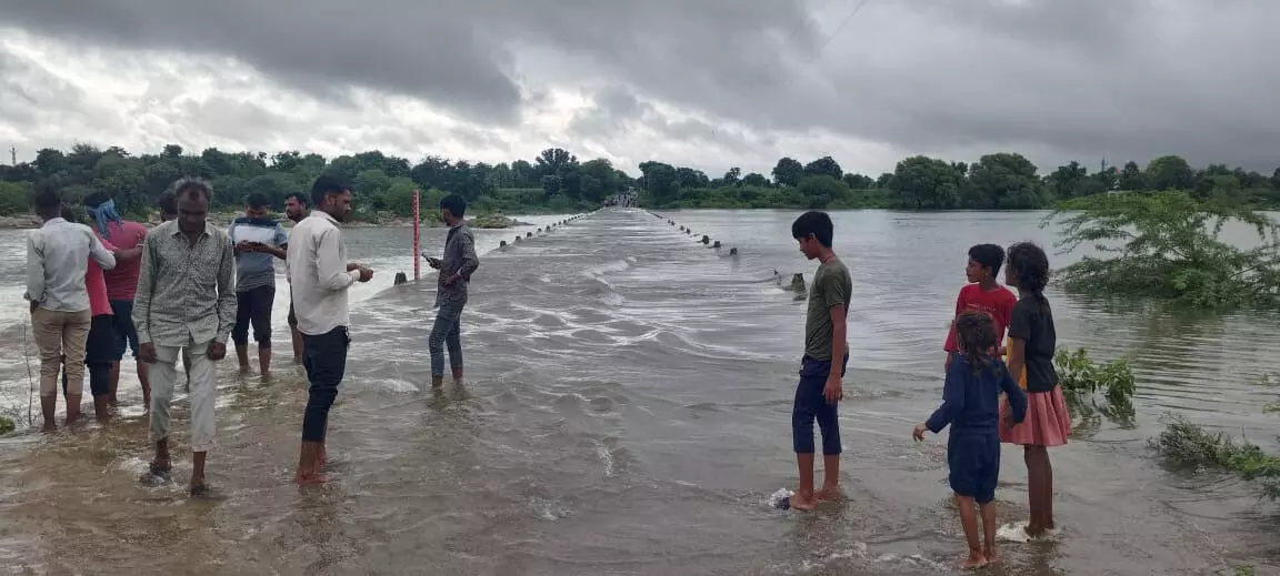 बनास,कोठारी व बेड़च नदी का रूद्र रूप, दर्जनों गांवों का कटा संपर्क, घरों व खेतों में भरा पानी बनास,कोठारी व बेड़च नदी का रूद्र रूप, दर्जनों गांवों का कटा संपर्क, घरों व खेतों में भरा पानी