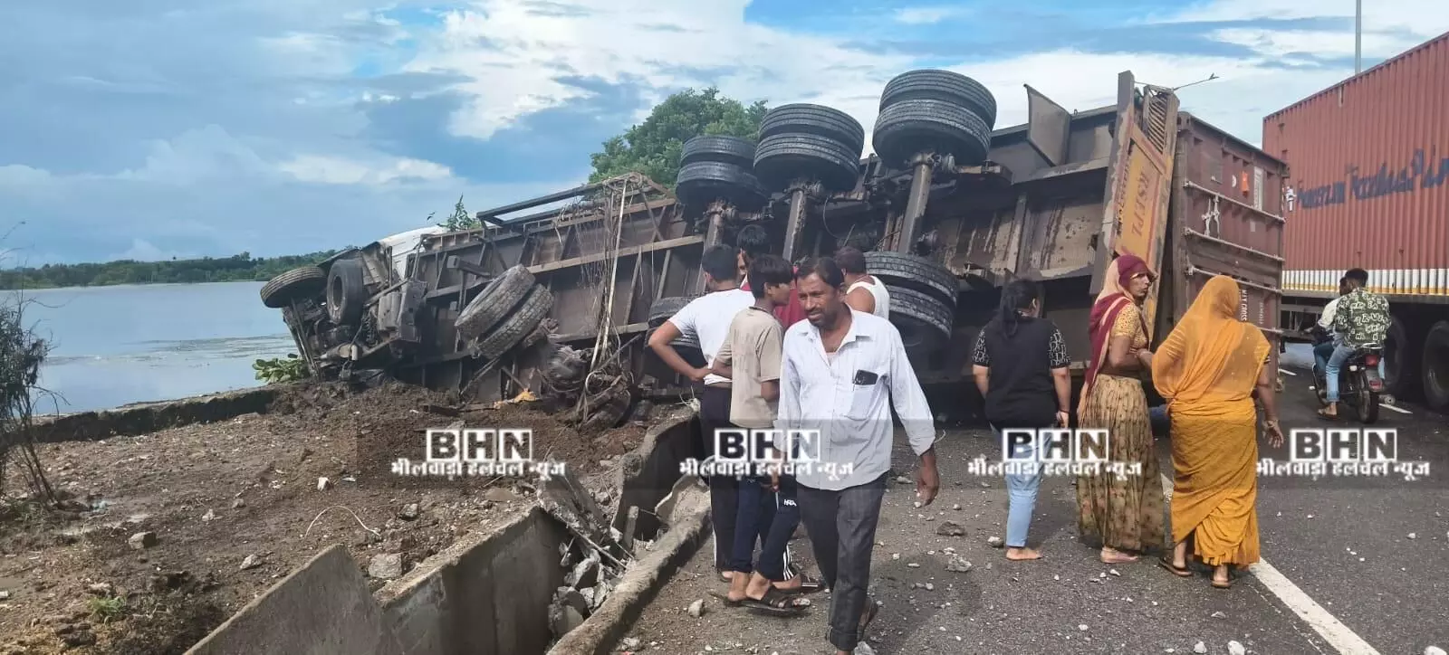 गुरला बस स्टैंड पर ट्रेलर पलटा, बड़ा हादसा टला गुरला बस स्टैंड पर ट्रेलर पलटा, बड़ा हादसा टला
