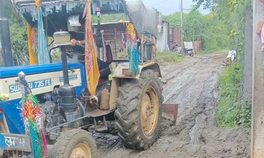 बारिश से कीचड़ बना संकट, युवक ने खुद संभाली जिम्मेदारी बारिश से कीचड़ बना संकट, युवक ने खुद संभाली जिम्मेदारी