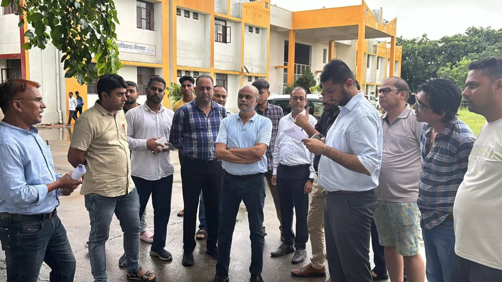 विधायक अशोक कोठारी ने शहर का दौरा कर समस्याओं के समाधान के निर्देश दिए विधायक अशोक कोठारी ने शहर का दौरा कर समस्याओं के समाधान के निर्देश दिए