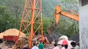 गुजरात के पावागढ़ मंदिर में बड़ा हादसा, रोपवे की तार टूटी; छह लोगों की मौत गुजरात के पावागढ़ मंदिर में बड़ा हादसा, रोपवे की तार टूटी; छह लोगों की मौत