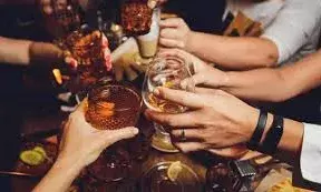 होटल में की शराब पार्टी, फिर एक ही परिवार के 6 लोगों को गोलियों से भूना