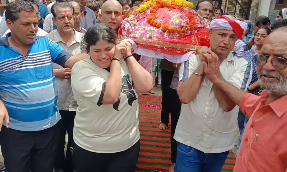 भीलवाड़ा: बेटी हर्षिता ने मां को कंधा देकर निभाया पुत्र धर्म भीलवाड़ा: बेटी हर्षिता ने मां को कंधा देकर निभाया पुत्र धर्म