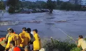सोमवार को स्कूलों में छुट्टी , सड़कें अवरुद्ध, रेस्क्यू ऑपरेशन जारी