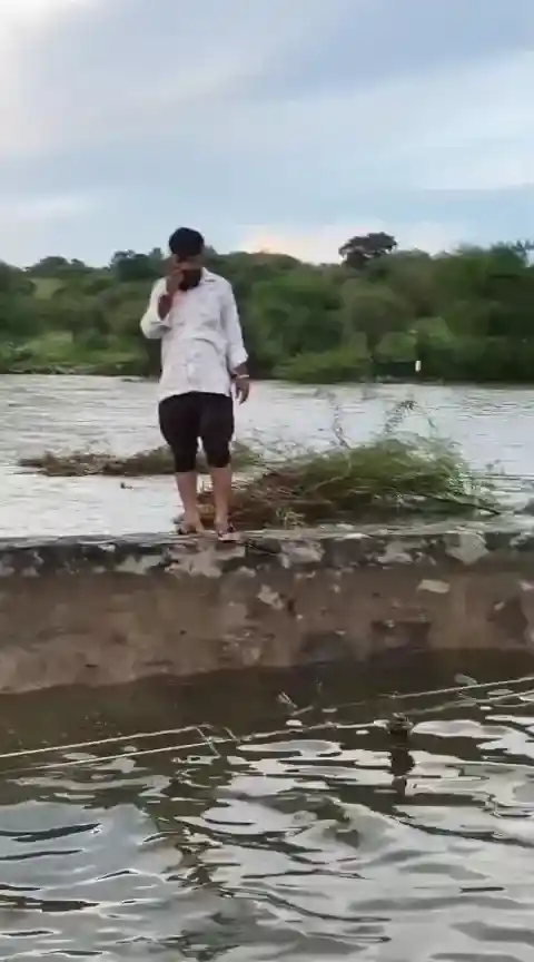 एनिकेट टूटने से कोठारी नदी उफान पर रायपुर बागोर मार्ग अवरुद्ध