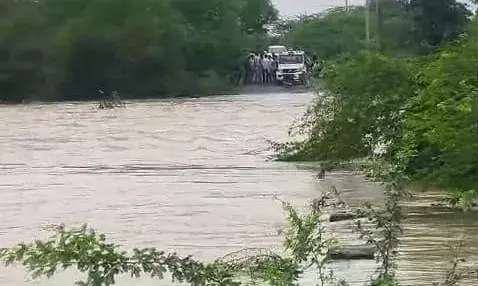 समेलिया खाल में कार बही, चालक लापता, एक की जान बची