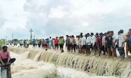 छोटी सी लापरवाही पड़ सकती है जान पर भारी, उफनती नदी पार कर रहे लोग
