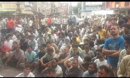 कमलेश के कत्ल से गुस्साए लोगों ने सूचना केंद्र पर 4 घंटे किया प्रदर्शन, दिया धरना