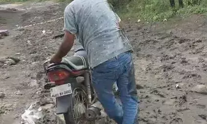 गुर्जर मोहल्ला में जर्जर सड़क पर दुर्घटना का डर, प्रशासन से जल्द सुधार की मांग