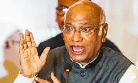 देश पहले, दोस्ती बाद में’—मोदी-ट्रंप रिश्तों पर खरगे का वार, बोले- पीएम बने देश के दुश्मन” देश पहले, दोस्ती बाद में’—मोदी-ट्रंप रिश्तों पर खरगे का वार, बोले- पीएम बने देश के दुश्मन”