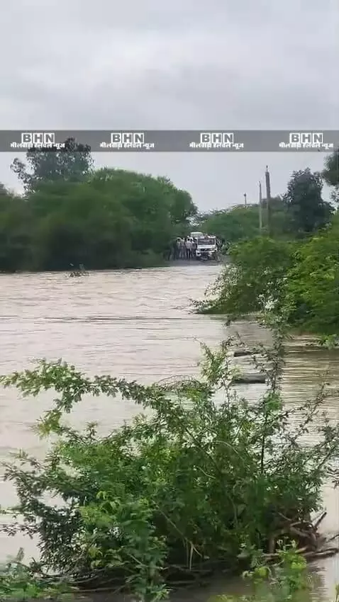 समेलिया खाल में कार बही, चालक लापता, एक की जान बची