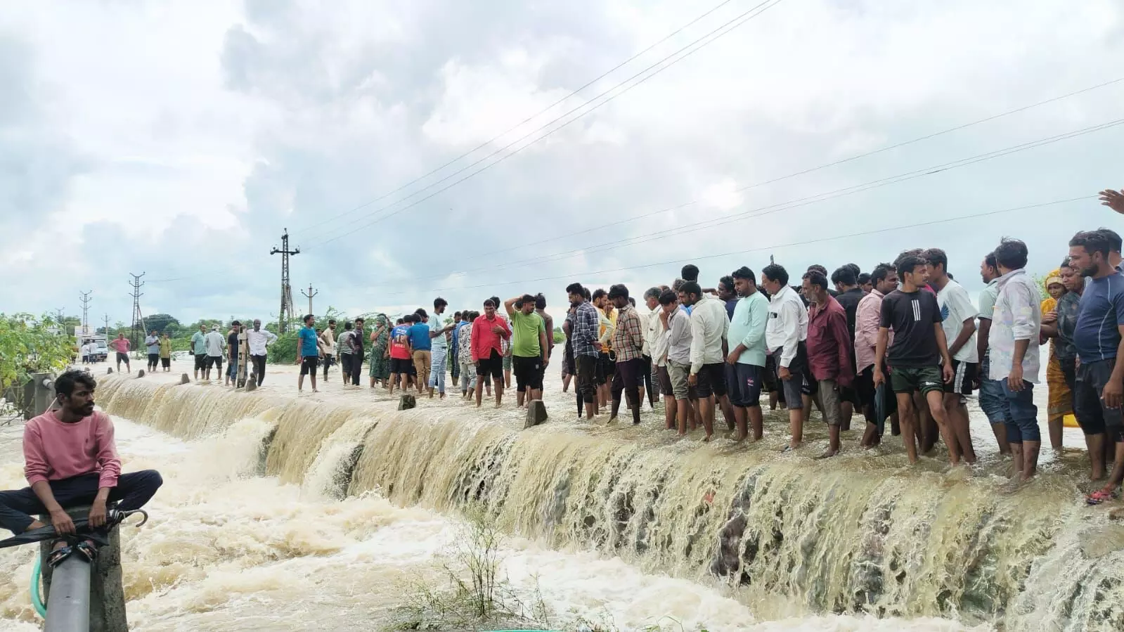 छोटी सी लापरवाही पड़ सकती है जान पर भारी, उफनती नदी पार कर रहे लोग छोटी सी लापरवाही पड़ सकती है जान पर भारी, उफनती नदी पार कर रहे लोग