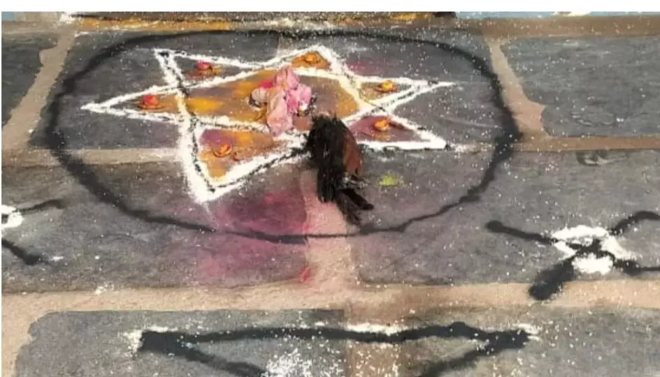 स्कूल में प्रिंसिपल रूम के बाहर मरा पक्षी रखकर किया जादू-टोना, दहशत में आए शिक्षकों ने उठाया ये कदम स्कूल में प्रिंसिपल रूम के बाहर मरा पक्षी रखकर किया जादू-टोना, दहशत में आए शिक्षकों ने उठाया ये कदम