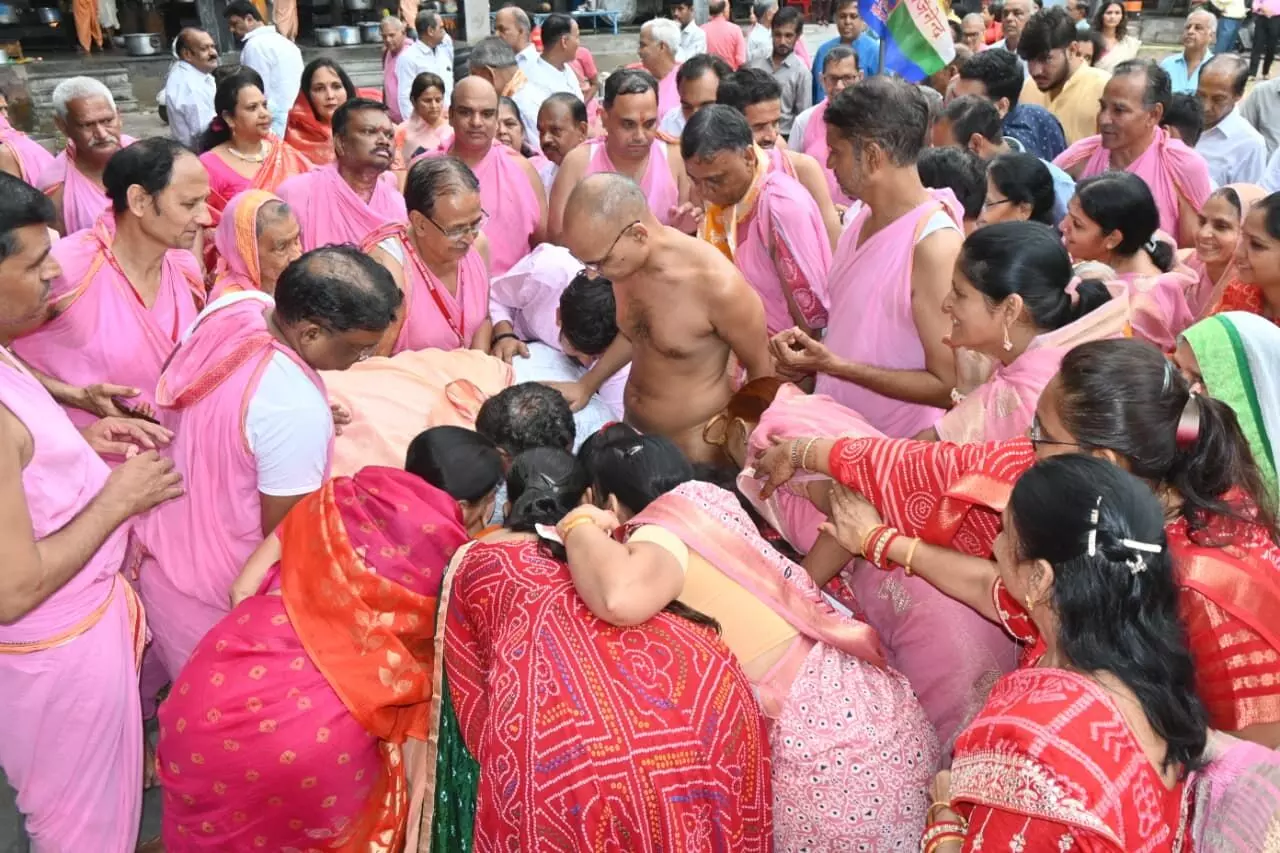 तपस्वियों की शोभायात्रा निकाली गई, श्रद्धा भाव से कराए गए पारणा तपस्वियों की शोभायात्रा निकाली गई, श्रद्धा भाव से कराए गए पारणा