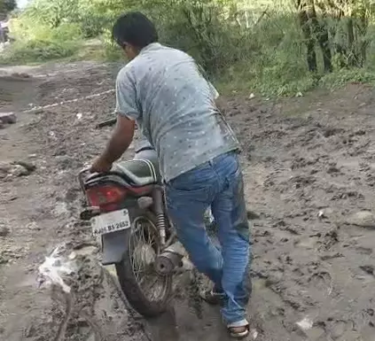 गुर्जर मोहल्ला में जर्जर सड़क पर दुर्घटना का डर, प्रशासन से जल्द सुधार की मांग गुर्जर मोहल्ला में जर्जर सड़क पर दुर्घटना का डर, प्रशासन से जल्द सुधार की मांग