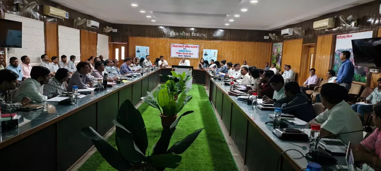 प्रभारी सचिव की अध्यक्षता में जिला स्तरीय बैठक आयोजित
