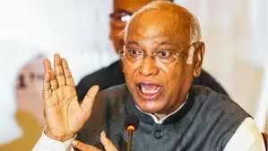 देश पहले, दोस्ती बाद में’—मोदी-ट्रंप रिश्तों पर खरगे का वार, बोले- पीएम बने देश के दुश्मन” देश पहले, दोस्ती बाद में’—मोदी-ट्रंप रिश्तों पर खरगे का वार, बोले- पीएम बने देश के दुश्मन”