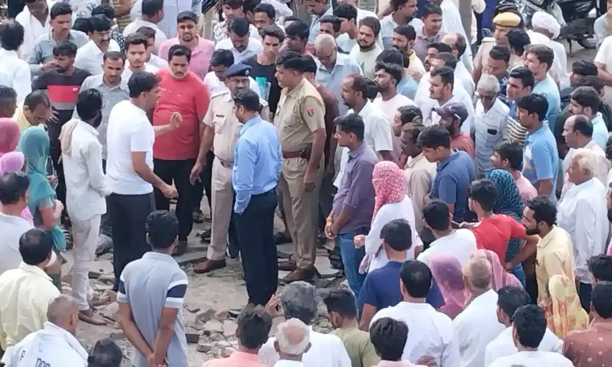 7 सौ मीटर एनएच 158 का निर्माण नही होने पर लोगो ने लगाया जाम, दो घंटे तक यातायात रहा प्रभावित