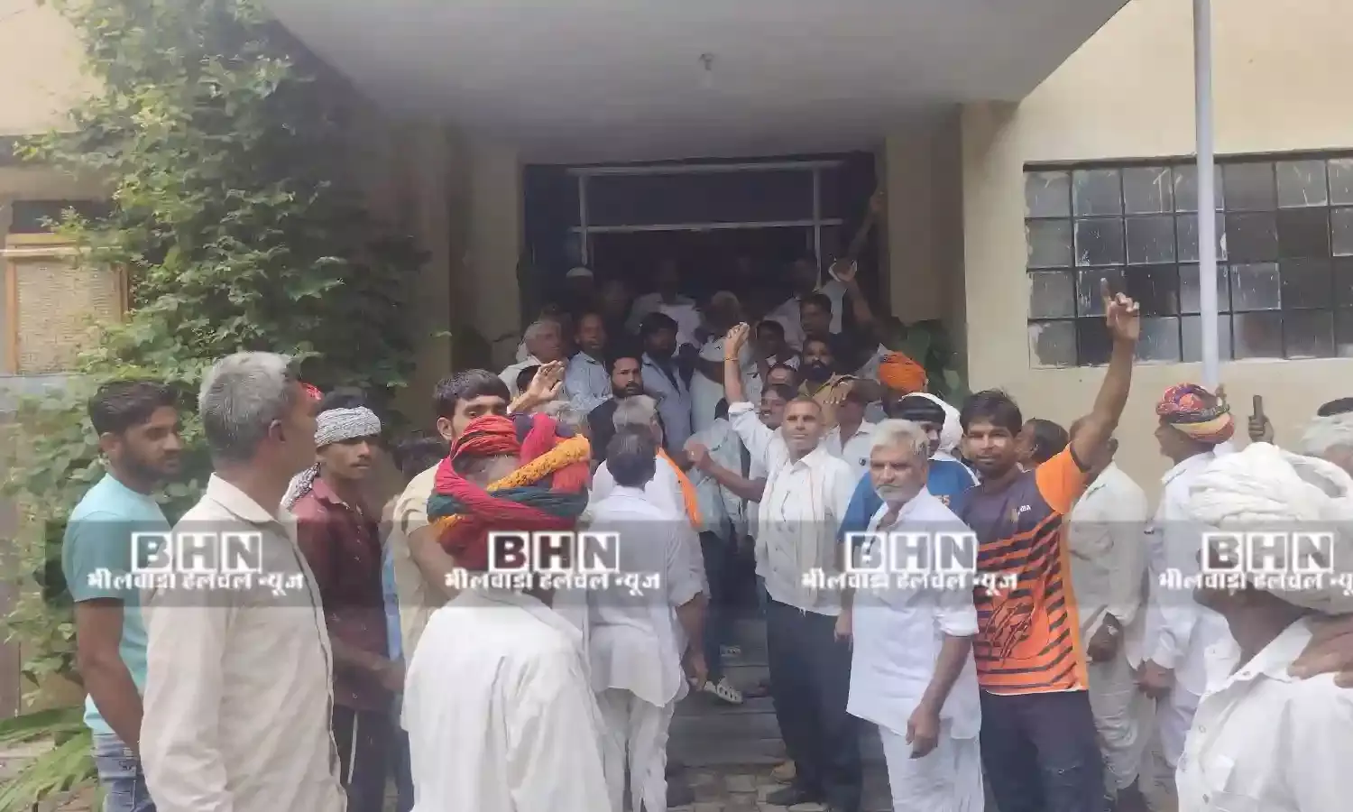 फसल खराबे का मुआवजा दिलाने की मांग को लेकर किसानो का प्रदर्शन, ज्ञापन सौंपा