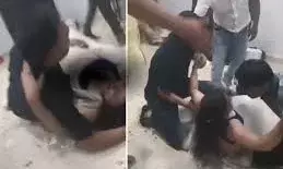 ‘कॉन्स्टेबल’ की बर्थडे पार्टी में ‘एएसआई ’ का अश्लील डांस वायरल, एसपी ने किया सस्पेंड ‘कॉन्स्टेबल’ की बर्थडे पार्टी में ‘एएसआई ’ का अश्लील डांस वायरल, एसपी ने किया सस्पेंड