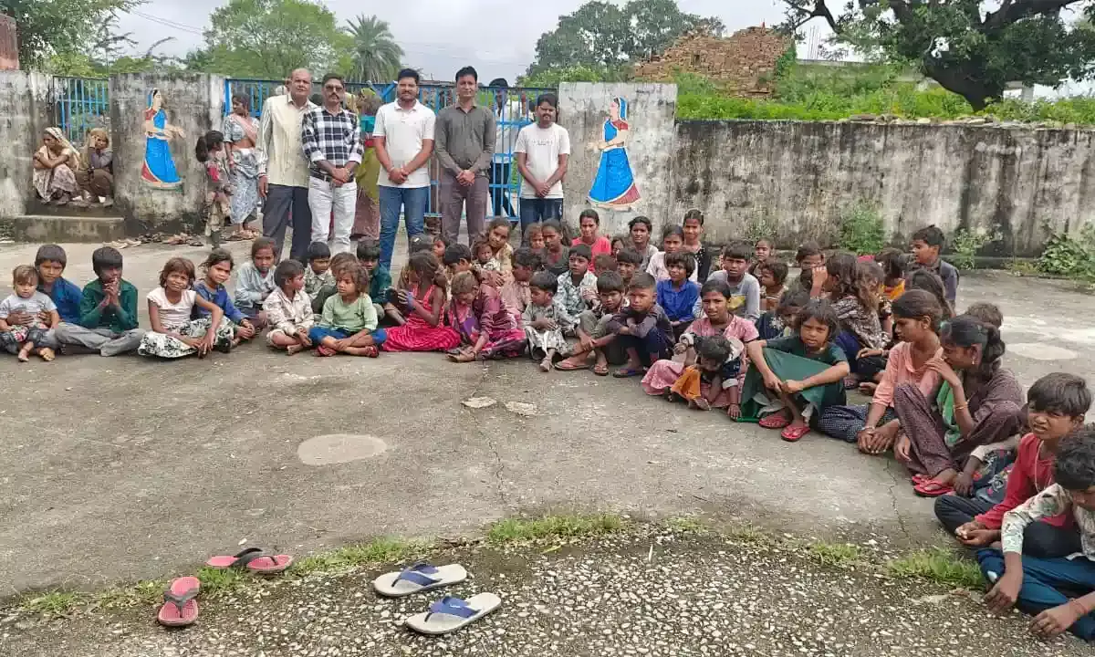 बालक-बालिकाओं को जूत्ते-चप्पल वितरण