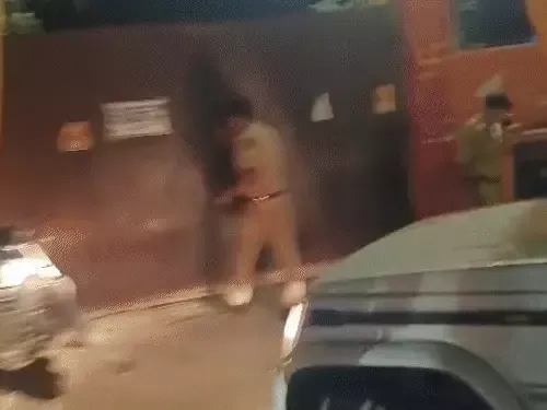 आगरा में श्रीलक्ष्मी देवी मंदिर की दीवार यमुना में गिरी, 25 से ज्यादा लोग बहे आगरा में श्रीलक्ष्मी देवी मंदिर की दीवार यमुना में गिरी, 25 से ज्यादा लोग बहे