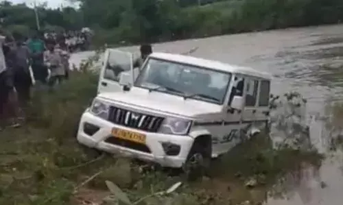 भीलवाड़ा : बोलेरो नाले में बहकर फंसी, तीन युवक बाल-बाल बचे