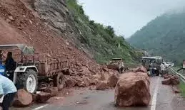 उदयपुर में भारी बारिश और भूस्खलन: रेल और सड़क यातायात बाधित