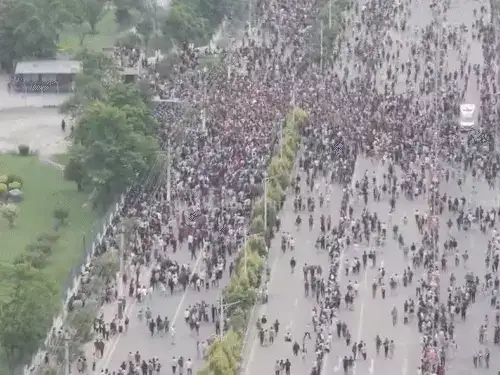 नेपाल की संसद में घुसे प्रदर्शनकारी, पुलिस ने फायरिंग की:आंसू गैस छोड़ी, 1 की मौत