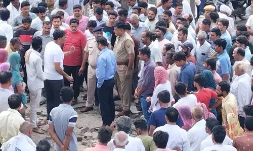 7 सौ मीटर एनएच 158 का निर्माण नही होने पर लोगो ने लगाया जाम, दो घंटे तक यातायात रहा प्रभावित