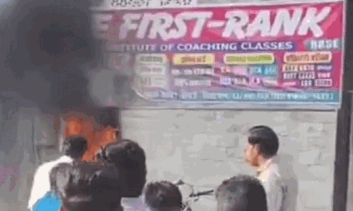 भीलवाड़ा: फर्स्ट रैंक कोचिंग क्लासेज़ सेंटर के बाहर बिजली मीटर में लगी आग,  धुआं भरने से मची अफरा तफरी