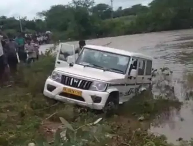 भीलवाड़ा : बोलेरो नाले में बहकर फंसी, तीन युवक बाल-बाल बचे भीलवाड़ा : बोलेरो नाले में बहकर फंसी, तीन युवक बाल-बाल बचे