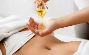 नाभि में तेल डालकर पाएँ निखरी त्वचा: आयुर्वेद का नेचुरल नुस्खा