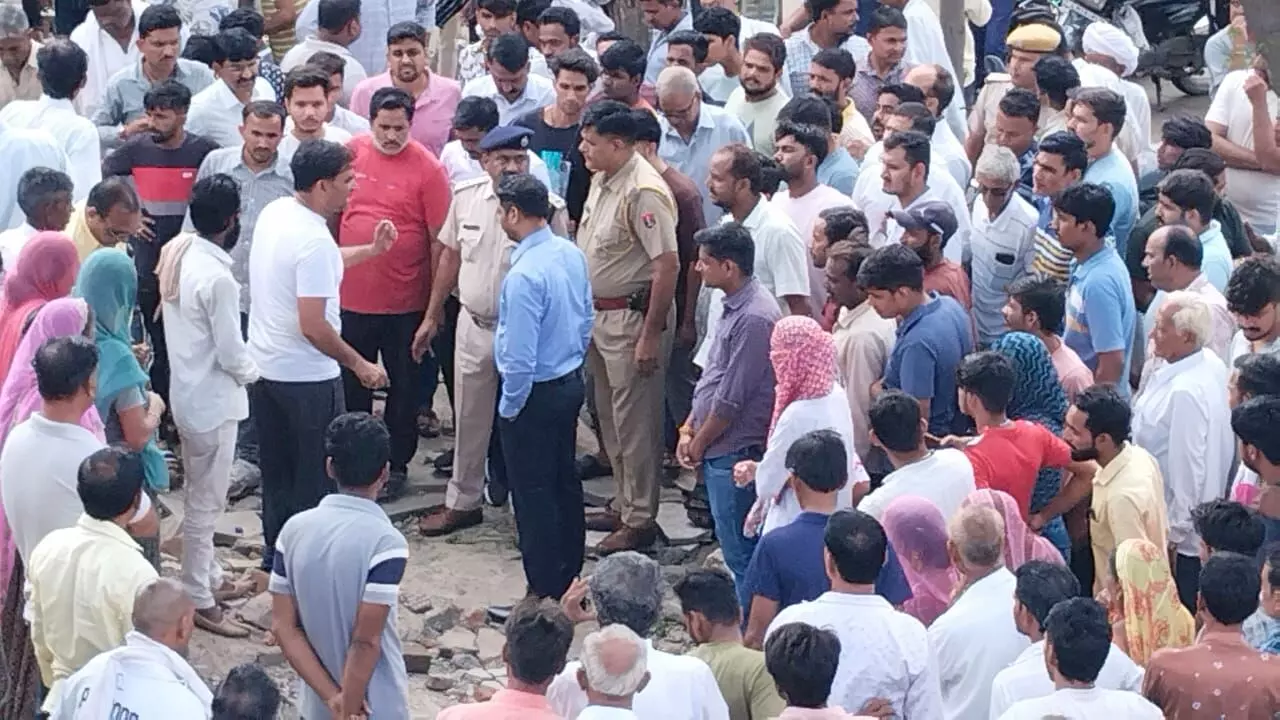 7 सौ मीटर एनएच 158 का निर्माण नही होने पर लोगो ने लगाया जाम, दो घंटे तक यातायात रहा प्रभावित