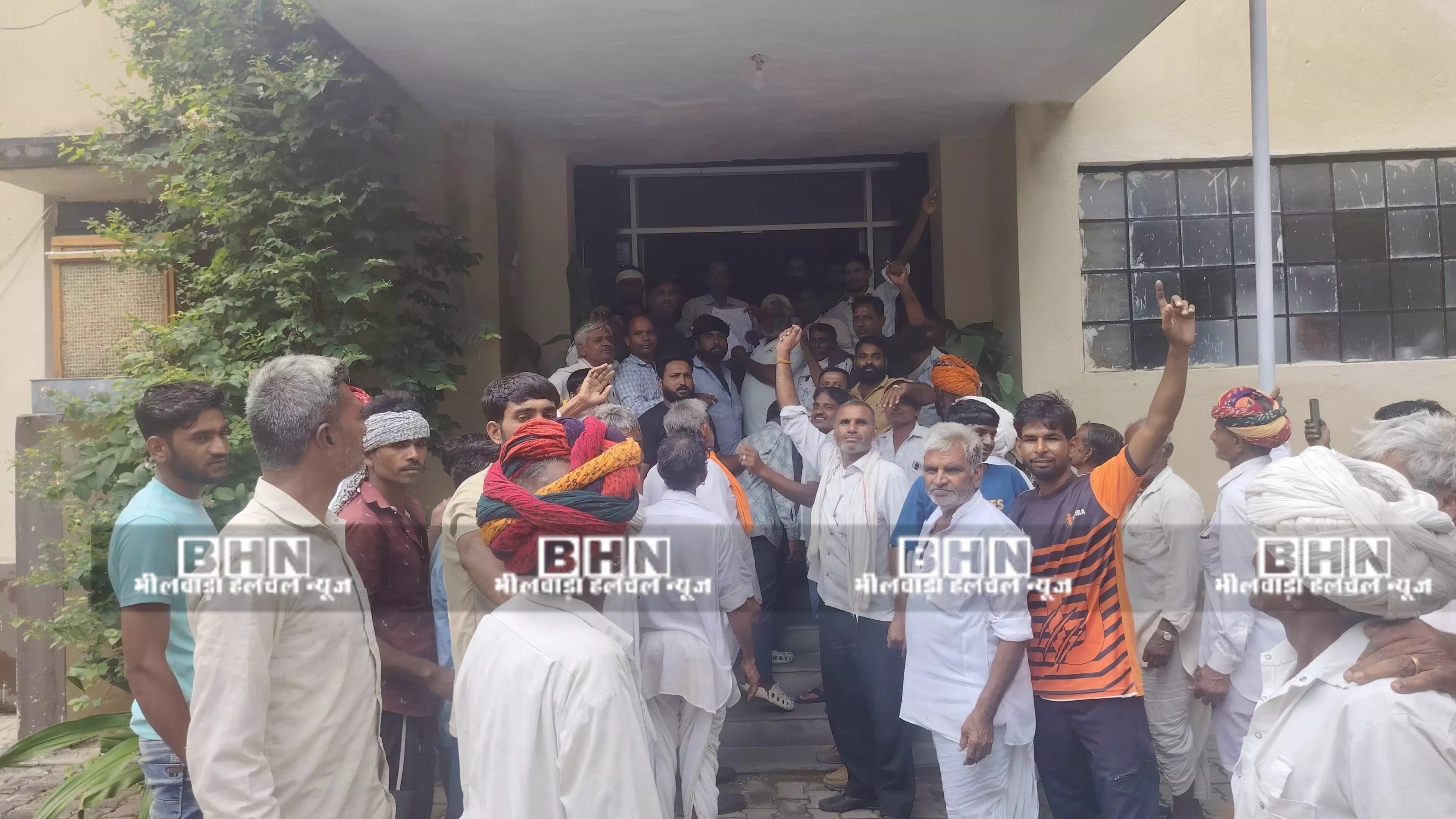 फसल खराबे का मुआवजा दिलाने की मांग को लेकर किसानो का प्रदर्शन, ज्ञापन सौंपा