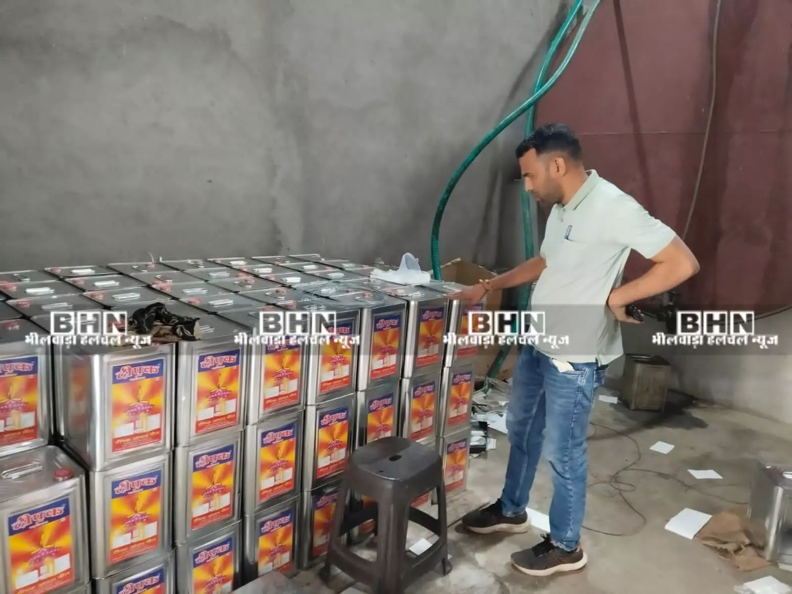 सवाईपुर क्षेत्र में खाद्य इकाइयों का निरीक्षण, मावा, पनीर, तेल, दाल व मिर्ची पाउडर के लिए नमूने सवाईपुर क्षेत्र में खाद्य इकाइयों का निरीक्षण, मावा, पनीर, तेल, दाल व मिर्ची पाउडर के लिए नमूने