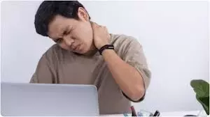 बढ़ रहा है सर्वाइकल दर्द, वजह है गलत पोस्चर और खराब लाइफस्टाइल