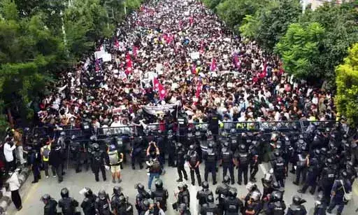 नेपाल में पूर्व PM प्रचंड-देउबा के घर आगजनी:युवाओं के प्रदर्शन के बीच 3 मंत्रियों के इस्तीफे, गिर सकती है सरकार