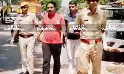 कमलेश की हत्या के आरोपित रणवीर को कोर्ट तक पैदल ले गई पुलिस, दो दिन का मिला रिमांड कमलेश की हत्या के आरोपित रणवीर को कोर्ट तक पैदल ले गई पुलिस, दो दिन का मिला रिमांड