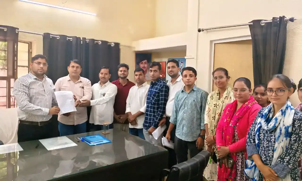 पटवार संघ ने दिया तहसीलदार को ज्ञापन पटवार संघ ने दिया तहसीलदार को ज्ञापन