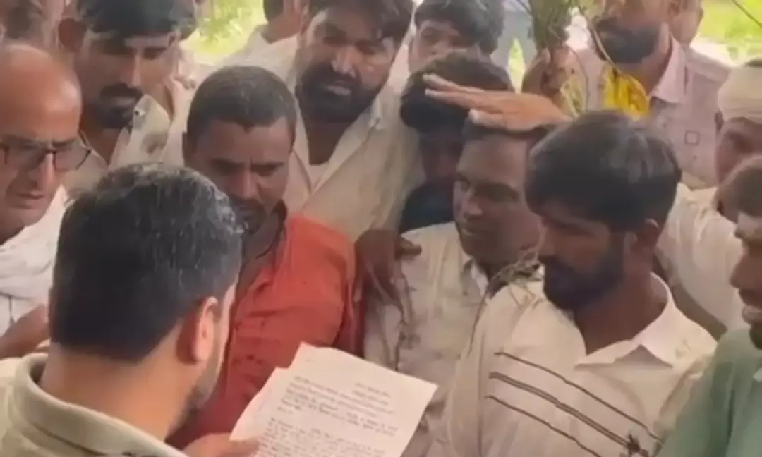किसानों ने गिरदावरी और मुआवजे की मांग को लेकर सौंपा ज्ञापन किसानों ने गिरदावरी और मुआवजे की मांग को लेकर सौंपा ज्ञापन
