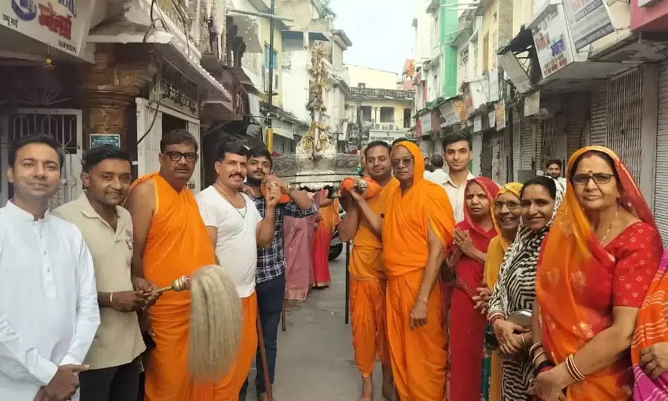 संभवनाथ दिगंबर जैन मंदिर से रजत पालकी में भगवान की शोभायात्रा निकली