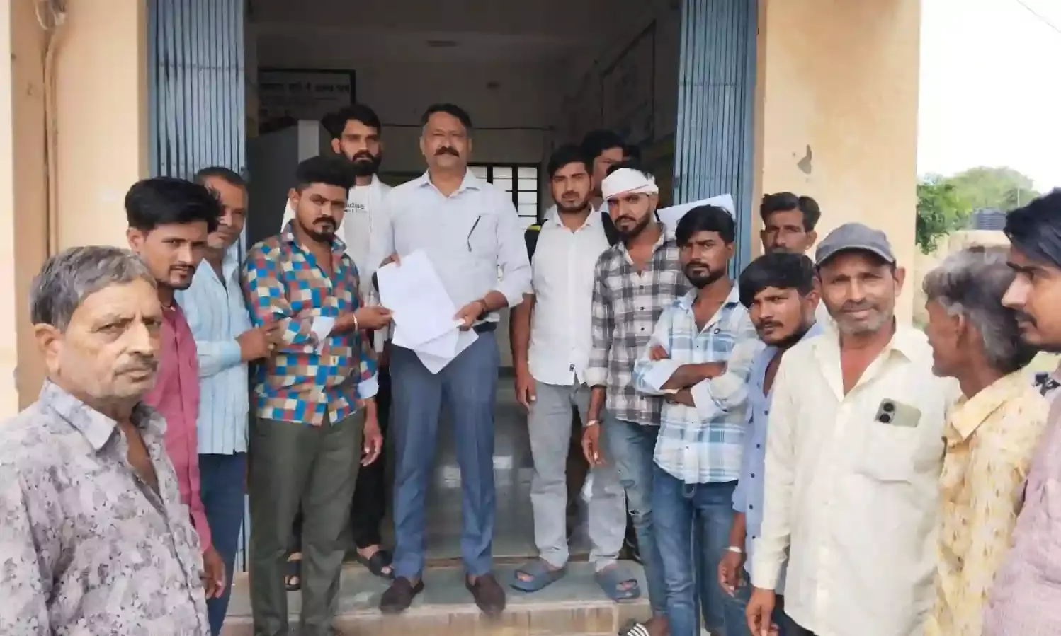 सोपुरा के सरकारी स्कूल को भूमि आवंटन की मांग को लेकर ग्रामीणों ने सोपा ज्ञापन