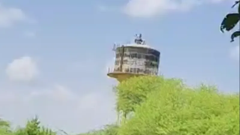 कानिया सरपंच देवेंद्र सिंह चढ़े पानी की टंकी पर, एक घंटे बाद उतरे, प्रधान ने की समझाइश