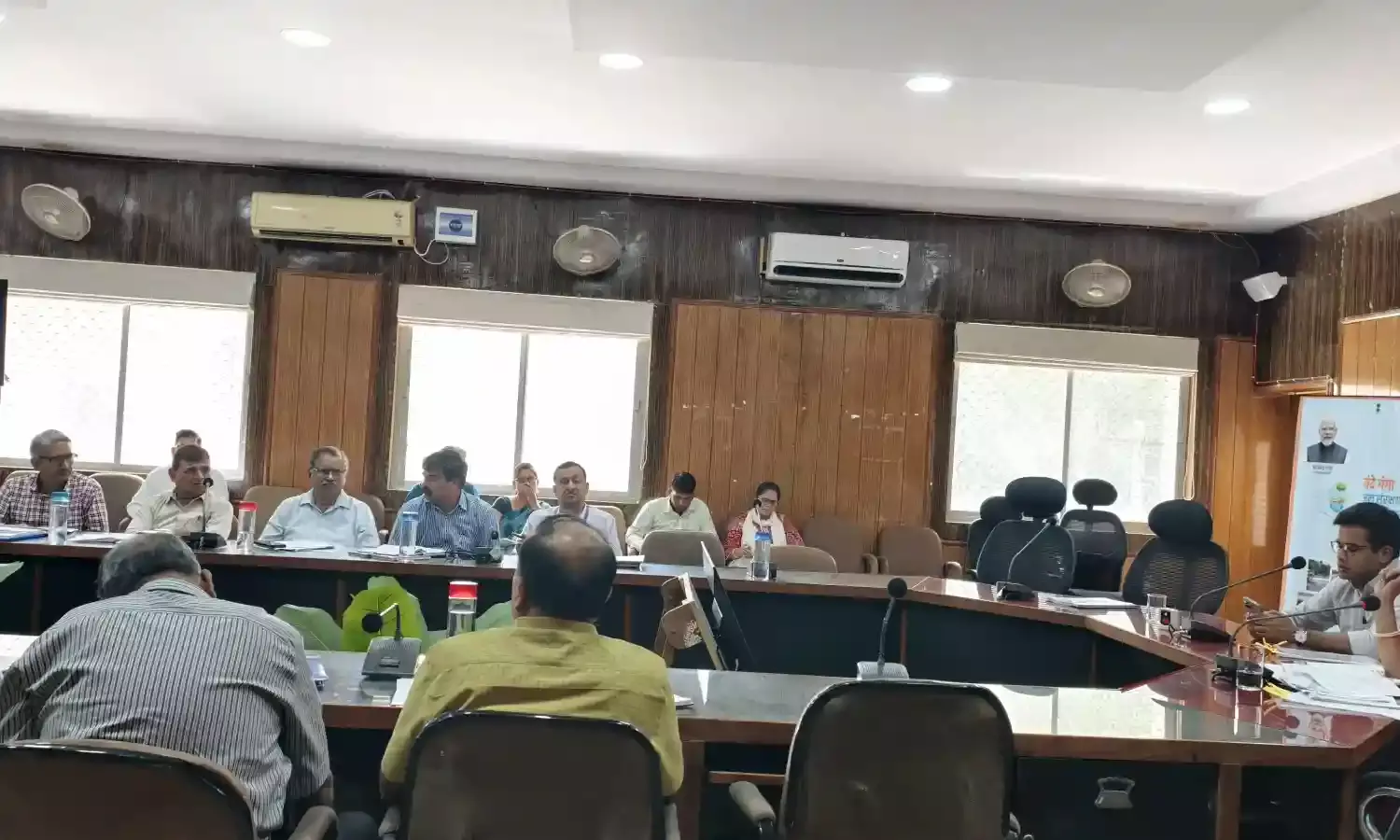 संपर्क पोर्टल पर लंबित प्रकरणों का शीघ्र निस्तारण करें – जिला कलक्टर