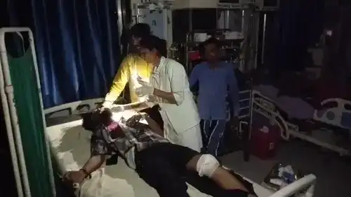 भीलवाड़ा: महात्मा गांधी अस्पताल में शॉर्ट सर्किट से लगी आग, 20 मिनट तक बिजली गुल, मोबाइल रोशनी में किया उपचार भीलवाड़ा: महात्मा गांधी अस्पताल में शॉर्ट सर्किट से लगी आग, 20 मिनट तक बिजली गुल, मोबाइल रोशनी में किया उपचार